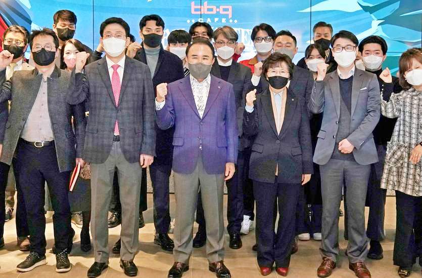 BBQ가 세계 최대 게임 리그오브레전드의 전용경기장인 종로의 롤파크에 복합문화 공간 빌지워터점을 마련했다. 최근 개점식에서 윤홍근(왼쪽 세번째) 회장 등이 기념 사진을 찍고 있다. 사진=BBQ