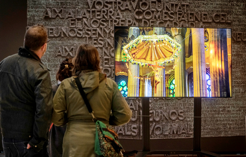 스페인 바르셀로나에 있는 사그라다 파밀리아 대성당에서 관람객이 삼성 Neo QLED 8K를 통해 성당의 모습을 담은 영상을 감상하고 있다. 사진=삼성전자