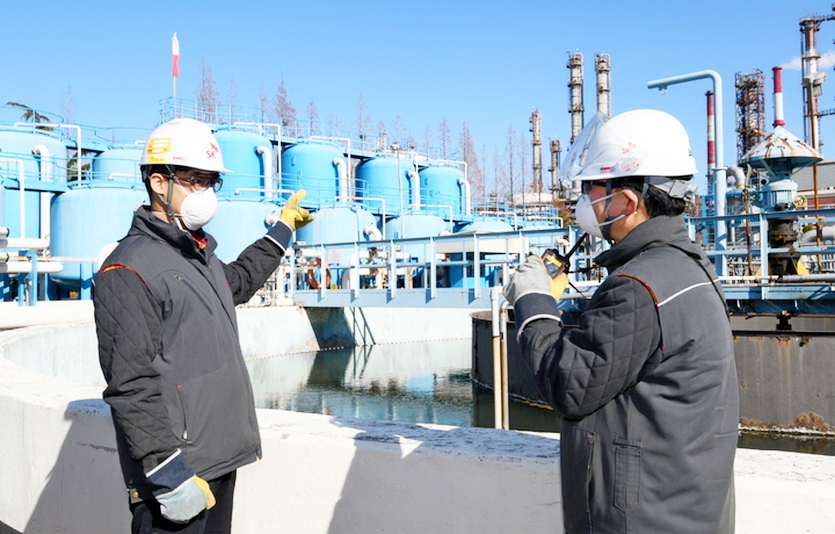 SK이노베이션 울산CLX 직원이 종합폐수처리장 현장을 점검하고 있다. 사진=SK이노베이션