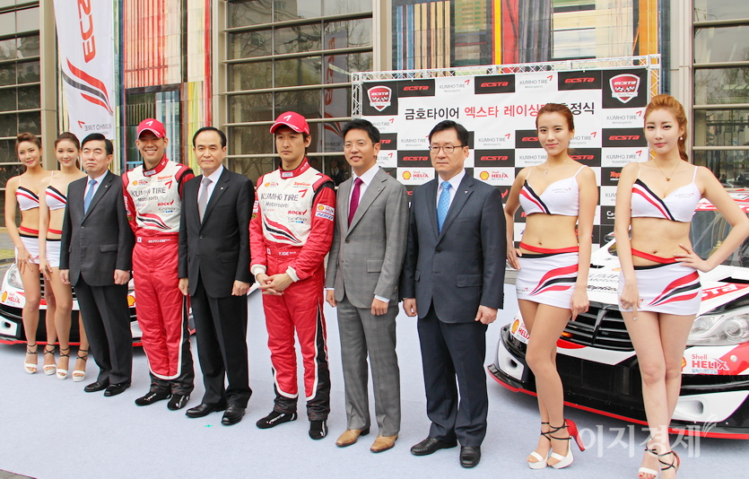 2014년 3월 엑스타레익싱팀 창단식 모습. 왼쪽에서 네번째가 연예인 출신 레이서 김진표 감독이다. 사진=이지경제