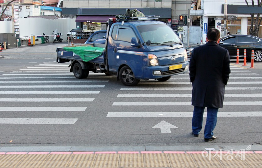 갑자기 횡단보도에서 유턴하고 있다. 사진=김진이 기자