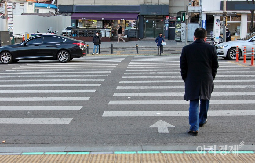 입식 신호등과 바닥 신호등에 파란불이 들어왔다. 사진=김진이 기자