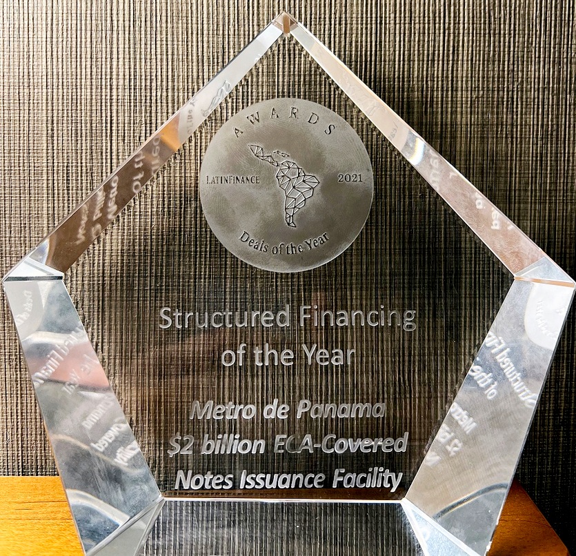 현대건설이 국내 건설사 최초로 라틴파이낸스지가 선정한 ‘올해의 딜’의 구조화 금융부문에 선정됐다. 현대건설이 받은 트로피. 사진=현대건설