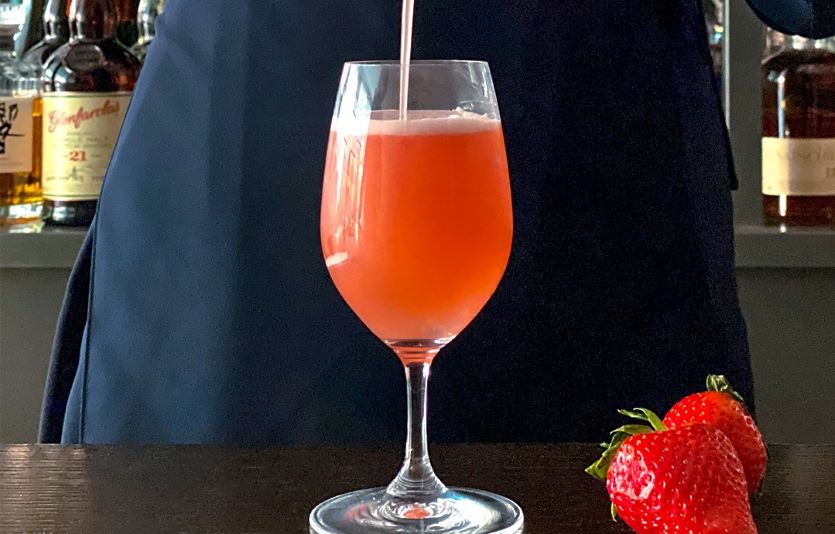 안다즈 서울 강남에서는 봄맞이 칵테일 신메뉴_'베리 럭키 칵테일' 등을 선보인다. 사진=안다즈서울강남