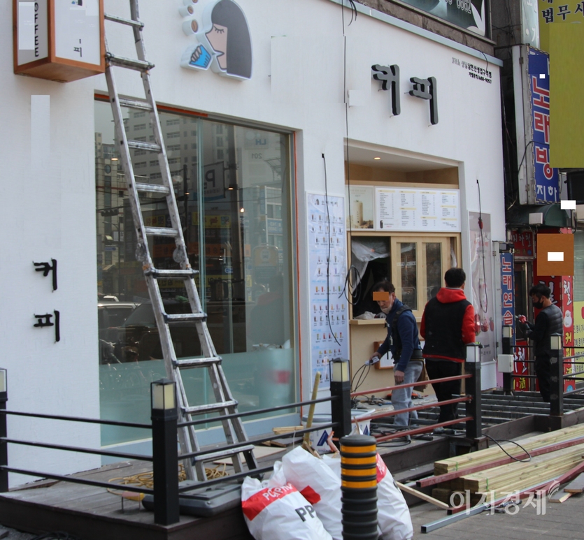 한 프랜차이즈 커피전문점이 개점을 위한 인테리어 공사를 진행하고 있다. 이곳에서 직선으로 100미터 안에는 커피전문점 5곳이 영업하고 있다. 커피전문점은 아니지만, 이 점포 바로 옆 지하에도 커피를 파는 가게가 있다. 사진=정윤서 기자