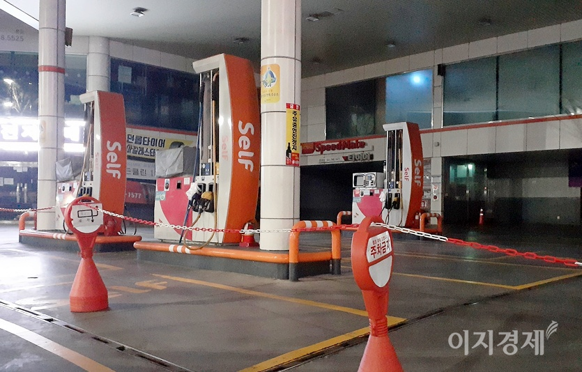 치열한 경쟁과 코로나19가 겹치면서 전국 주유소들은 살아남기 위한 묘책을 찾고 있다. 위 주유소에서 직선으로 1.5㎞ 떨어진 산성대로 한 셀프주유소는 올 초부터 야간 영업을 하지 않는다. 사진=이지경제