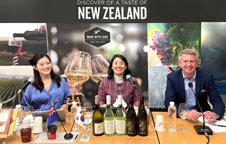 와인25플러스의 뉴질랜드 와인 랜선투어 관계자들이 방송을 진행하고 있다. (왼쪽부터) 푸디안젤라 인플루언서, 정수지 와인전문기자, 스테판 블레어 뉴질랜드 무역산업진흥청 대표 순 사진=GS리테일