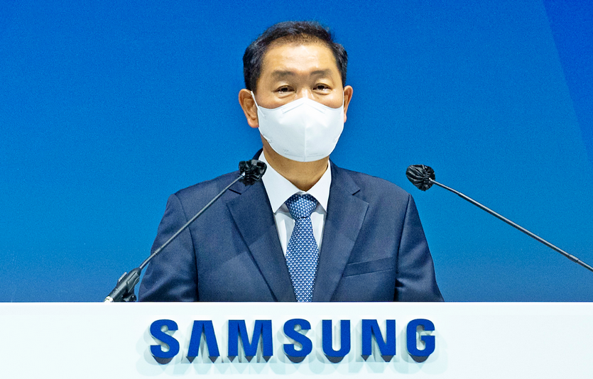 한종희 삼성전자 대표이사 부회장이 경기도 수원컨벤션센터에서 열린 53기 정기주주총회에서 인사말 하고 있다. 사진=삼성전자