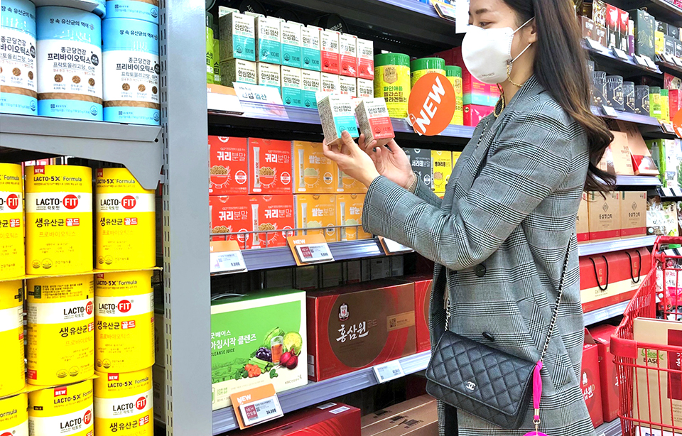 롯데마트 자체 브랜드 ‘해빗’은 예비 부모와 임산부를 위한 ‘안심엽산’과 ‘안심철분’을 선보인다. 사진=롯데마트