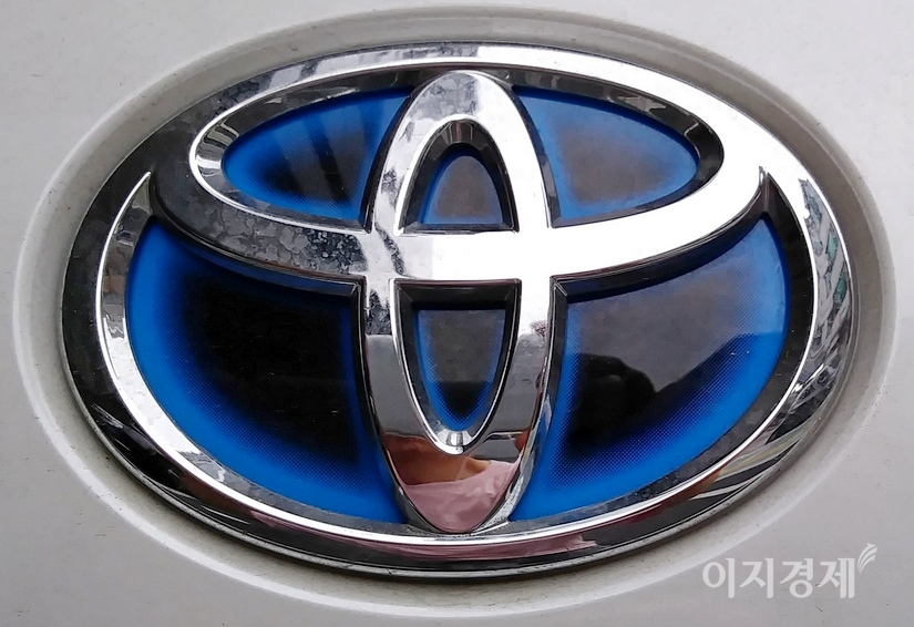 블랙라이트 극 초반에 등장하는 차량에서 카메라는 토요타의 엠블럼을 잡는다. 사진=정수남 기자