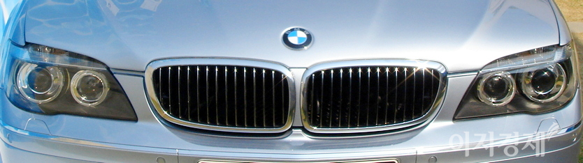 도어맨 초반에 대거 등장하는 BMW의 라디에이터그릴과 엠블럼. 사진=정수남 기자