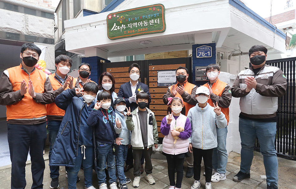 한화건설이 화재로 문을 닫은 충북 청주의 소나무작은도서관을 101번째 포레나 도서관으로 부활시켰다. 사진=한화건설