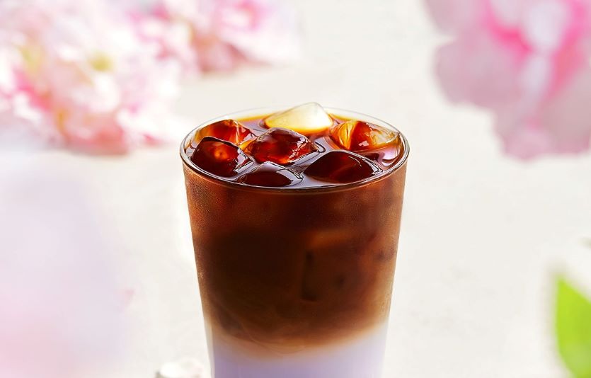 스타벅스가 '미드나잇 베르가못 콜드 브루' 등 벚꽃시즌 메뉴를 출시한다. 사진=스타벅스