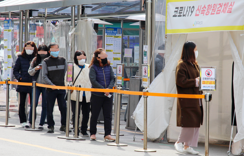오미크론 변이 확산세가 이어지면서 주중으로 접어드는 21일 신규 확진자는 30만명대 중반을 기록했다. 사진=김성미 기자