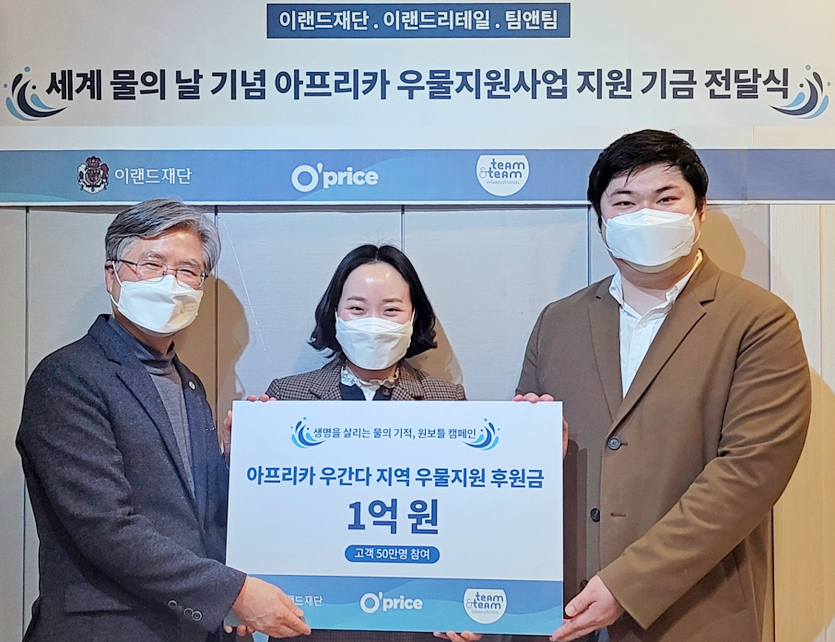 (왼쪽부터)사단법인 팀앤팀 백강수 이사장, 이랜드재단 이윤정 본부장, 이랜드리테일 오프라이스 이제학 브랜드장이 기부금 전달 후 기념사진을 찍고 있다. 사진=이랜드그룹