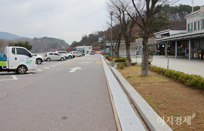 평소 주말 점심시간에 주차장을 가득 메운 차량이 드문 드문하다. 사진=이승렬 기자