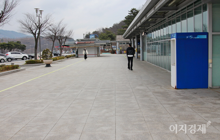 휴게소 건물 앞도 한산하다. 사진=이승렬 기자