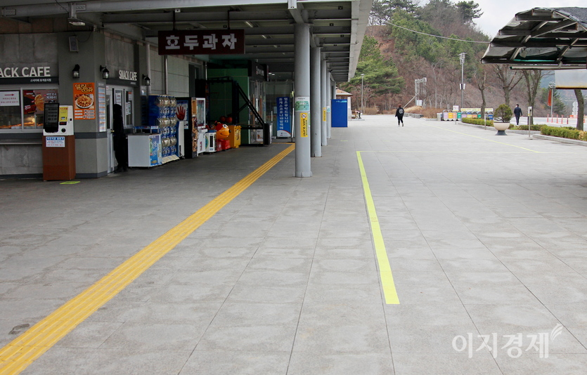 휴게소 건물 앞도 한산하다. 사진=이승렬 기자