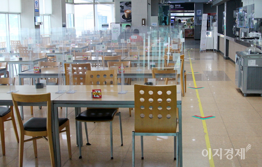 160여석의 휴게소 식당에 두사람만이 앉아 있다. 사진=이승렬 기자