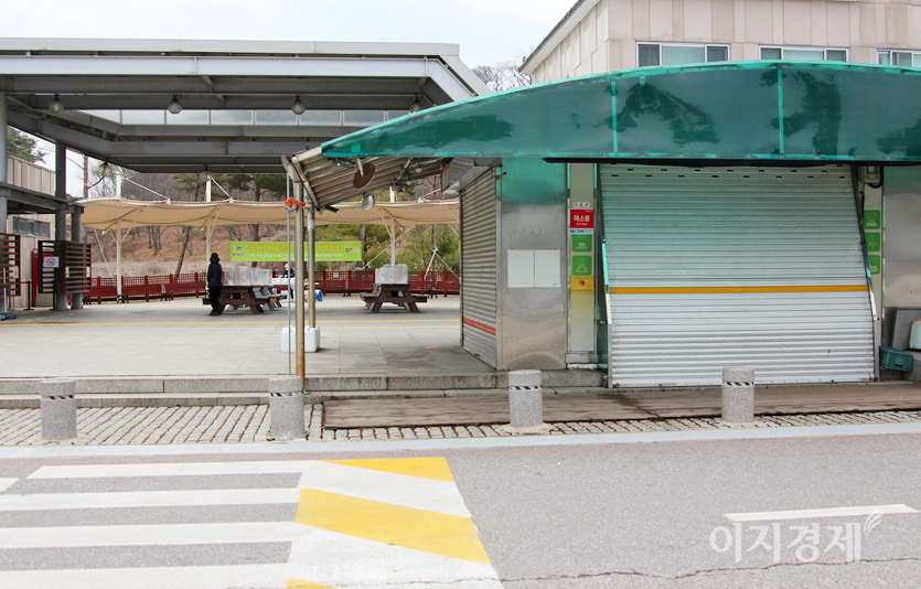 잡화를 파는 가게는 문을 닫은지 오래다. 뒤로 지역 농가가 직접 생산한 딸기를 팔지만 손님이 없기는 매 한가지다. 사진=이승렬 기자