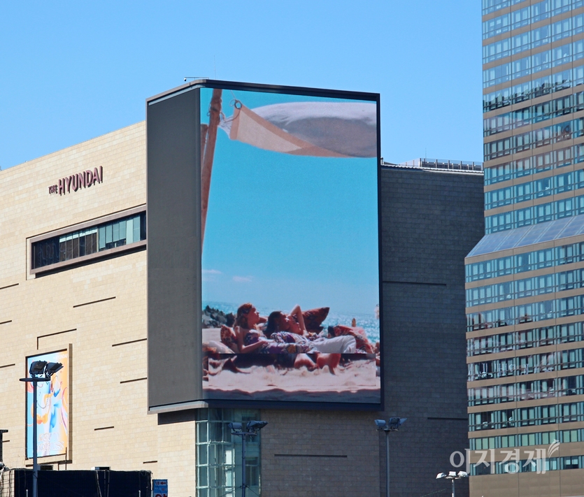 현대백화점그룹이 온라인 가구 기업 지누스에 1200억원을 투자한다. 현대백화점 서울 무역센터점. 사진=이지경제