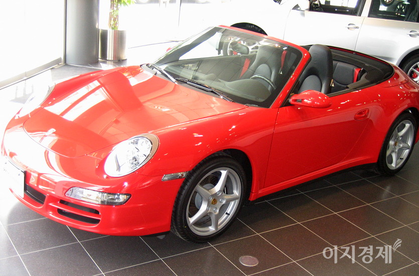 다이애나는 극 초반과 종반 포르쉐 카브리올레를 탄다. 포르쉐 911 카레라4. 사진=정수남 기자