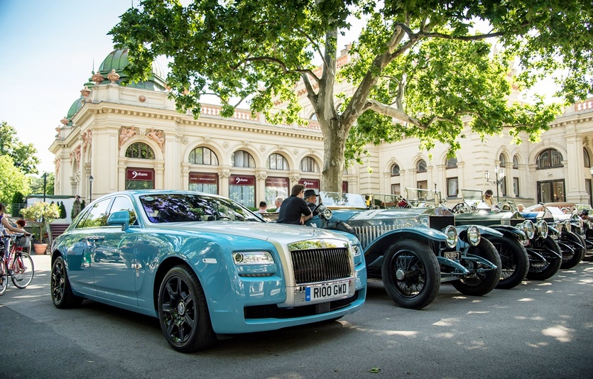 롤스로이스의 최근 차량과 구형 차량. 사진=롤스로이스모터카스.