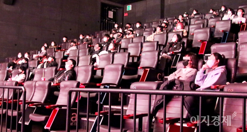 스펜서는 23일 현재 5만3796명의 모객에 성공했다. 지난 주말 서울의 한 복합상영관에서 관객이 스펜서를 보고 있다. 사진=정수남 기자