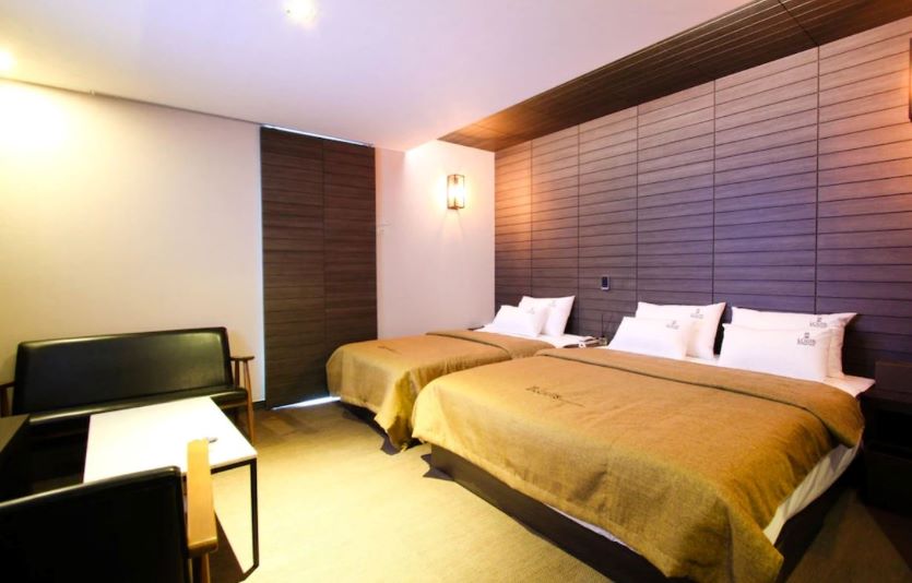 창원의 루이스 부티크 호텔은 외부 테라스에 미니개인수영장이 있어 편안한 휴식을 취할 수 있다. 사진=호텔스닷컴