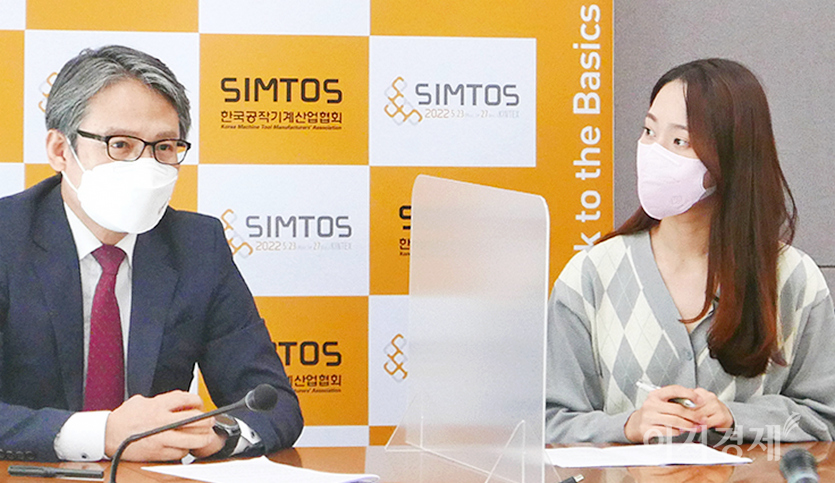 김경동 선임본부장은 올해 심토스가 시장과 판로 개척, 브랜드 홍보 등에 대한 업계 갈증을 해소해줄 것이라고 말했다. 김경동 선임본부장과 본지 김예은 아나운서가 이야기를 나누고 있다. 사진=김성미 기자