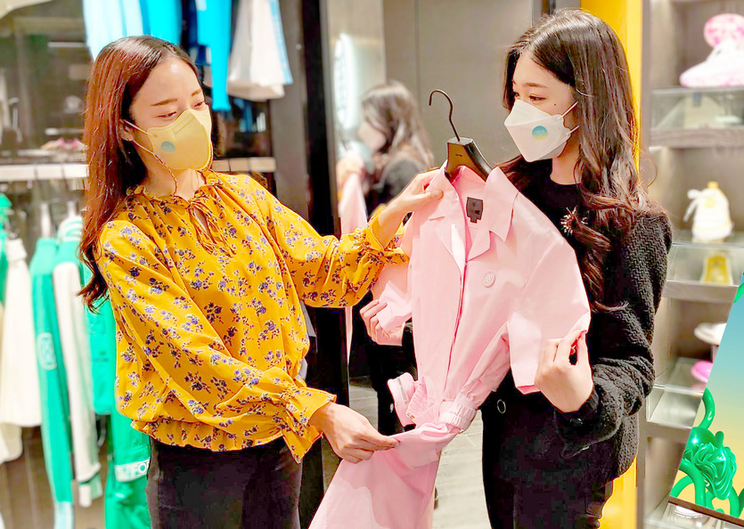 롯데백화점 역시 ‘싱그러운 자연의 생동감을 찾아 떠난다’를 주제로 같은 기간 할인 판매를 진행한다. 사진=롯데백화점