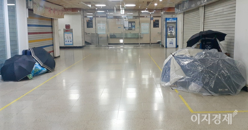 이불에다 우산과 비닐로 가리고 자는 노숙인도 두엇 있다. 사진=정윤서 기자