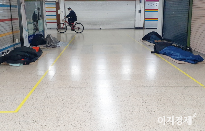 지난 겨울 이곳에서 밤을 나는 노숙인의 모습. 지난 겨울 이곳에서 밤을 나는 노숙인이 20명에 육박했지만, 날이 풀리면서 대여섯으로 크게 줄었다. 사진=정윤서 기자