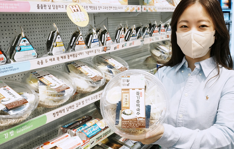 편의점 세븐일레븐은 ‘메밀 100% 들기름 막국수’를 내놨다. 사진=세븐일레븐