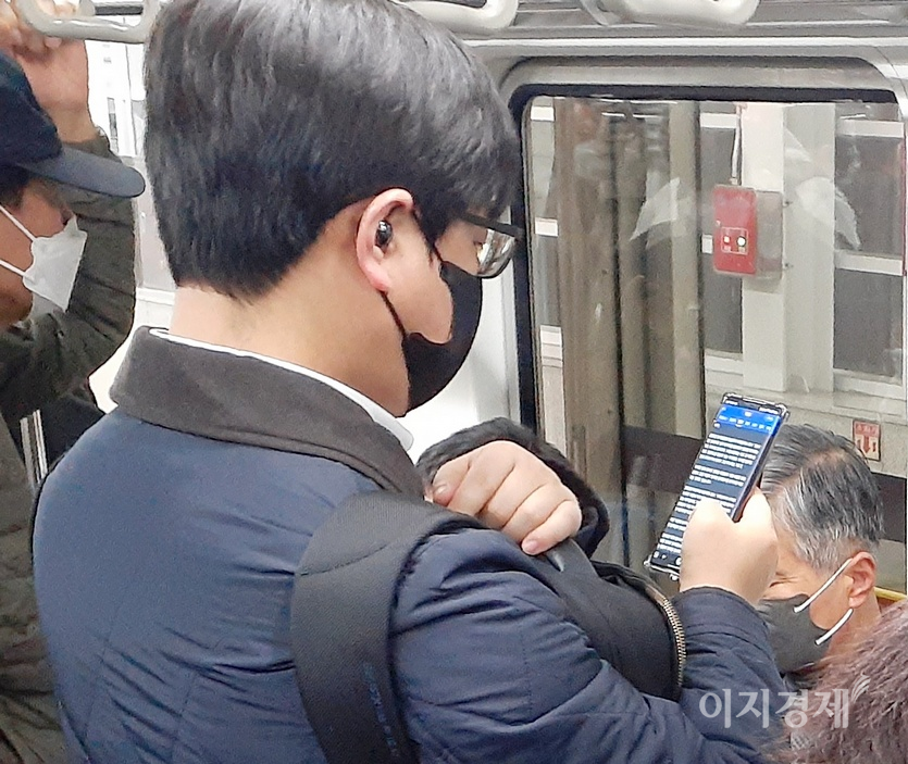 한 남성 승객이 스마트폰으로 뉴스를 보고 있다. 답답하다. 사진=이승렬 기자