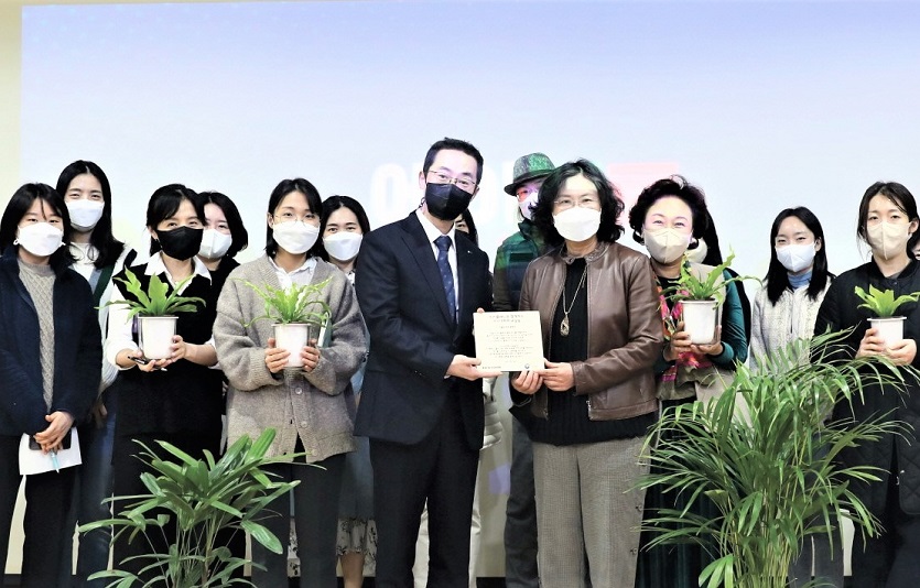 이디야커피가 서울논현초등학교에 공기정화식물 260그루를 기증하며 교실숲을 조성했다. 사진=이디야커피