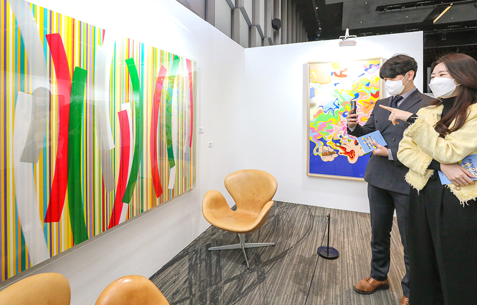 현대백화점 판교점에서 고객들이 예술 작품을 감상하고 있다. 사진=현대백화점