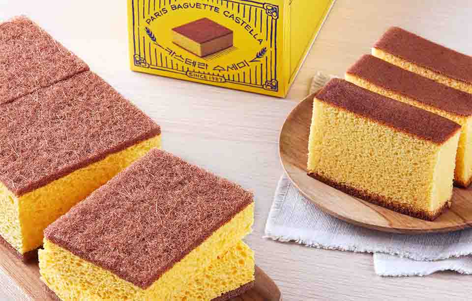 파리바게뜨가 만우절을 맞아 스테디셀러 제품인 ‘명가명품 카스테라’를 수세미로 구현한 기획상품(굿즈)을 선보인다. 사진=파리바게뜨