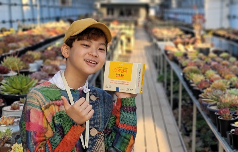 가수 안율이 건강기능식품 '면역천재 망고맛 젤리'의 전속모델로 선정됐다. 사진=아리바이오에이치앤비디자인