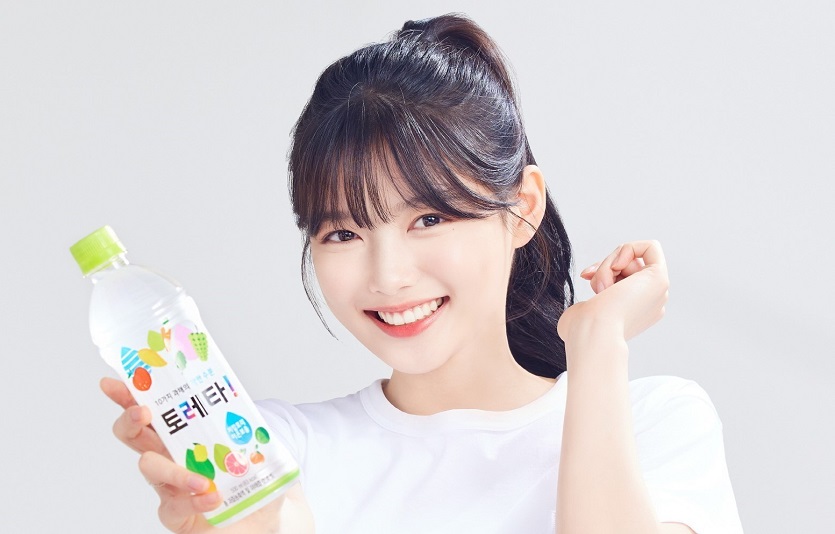 코카-콜라는 배우 김유정과 2년연속 '토레타!' 모델계약을 맺었다. 사진=코카콜라