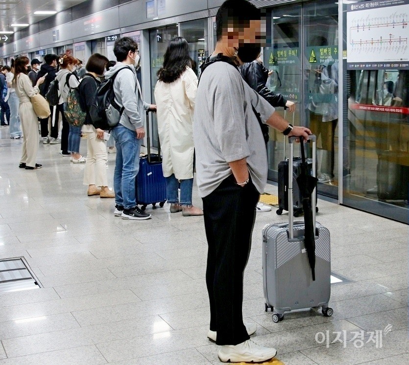 이르면 7월부터 백신 접종 완료자를 대상으로 해외 단체 여행이 허용된다. 김포공항행 지하철을 타기 위해 서울지하철 9호선 석촌역에서 여행객들이 열차를 기다리고 있다. 사진=김보람 기자