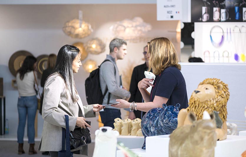 지난해 대면 전시회로 열린 ‘파리 메종 오브제’에서 참관객들이 전시품을 보고 있다. 사진=마이페어