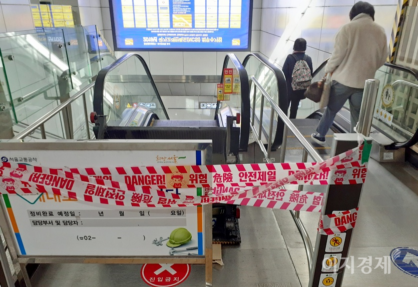 22,33,77,44=수도권 지하철 시설에서 가장 잦은 고장은 에스컬이티터에서 발생한다, (위부터)서울지하철 9호선 봉은사역, 7호선 내방역, 이수역과 동작역 9호선에서 4호선 환승 통로에 있는 수평에스컬레이터가 고장났다. 사진=정윤서 기자