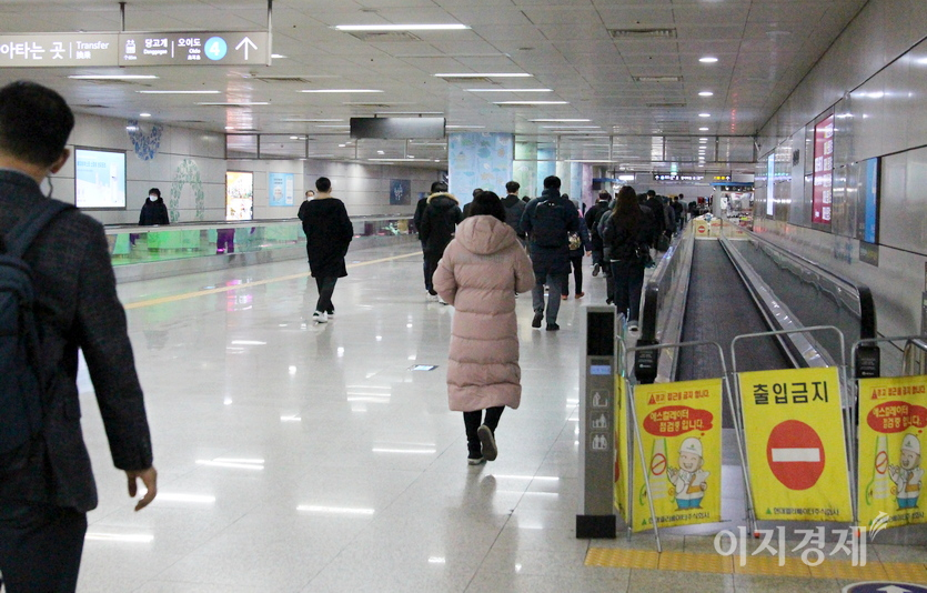 서울 지하철과 수도권 전철 관현 지하철 시설에서 가장 잦은 고장은 에스컬이티터에서 발생한다, (위부터)서울지하철 9호선 봉은사역, 7호선 내방역, 이수역과 동작역 9호선에서 4호선 환승 통로에 있는 수평에스컬레이터가 각각 고장났다. 사진=정윤서 기자