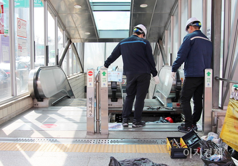 수도권 지하철과 전철 관련 시설에서 가장 잦은 고장은 에스컬이티터에서 발생한다, (위부터)서울지하철 9호선 봉은사역, 7호선 내방역, 이수역과 동작역 9호선에서 4호선 환승 통로에 있는 수평에스컬레이터가 고장났다. 사진=정윤서 기자