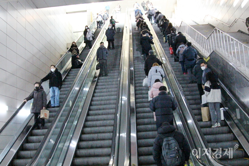 9호선에서 4호선으로 가는 에스컬레이터다. 고장 날 경우 노약자와 다리가 불편한 승객은 환승이 어렵다. 걸어서 오르기에 너무 높아서다. 사진=정윤서 기자
