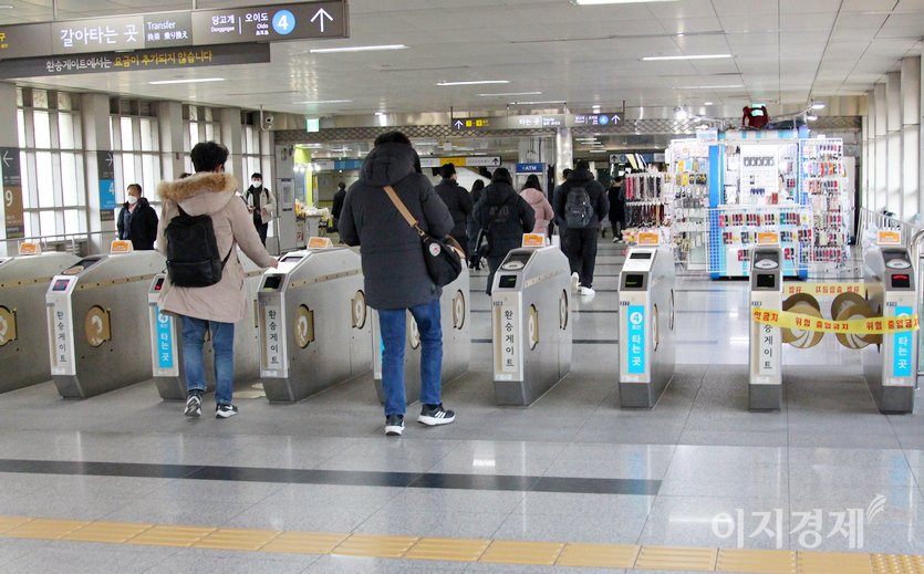 8호선 석촌역에서 9호선 환승 통로는 1년 넘게 물이 새고 있다. 공사가 내놓은 ‘조금 늦더라고 제대로 고치겠습니다’가 무색하다. 동작역 9호선에서 4호선 환승 개찰구도 고장이다. 이곳은 출퇴근 시간에 환승객이 몰려 병목 현상이 발생하는 곳이다. 사진=정윤서 기자