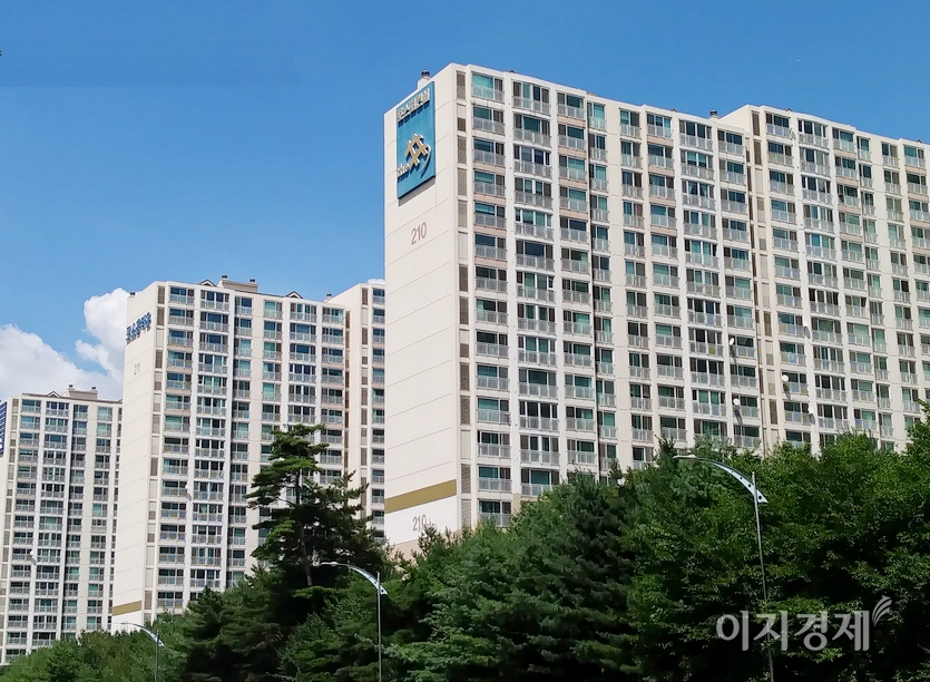 지난해 경영 지표가 모두 상승하는 등 포스코건설이 위기에 강한 모습을 또 보였다. 포스코건설은 자사의 주거 브랜드 더샵에 ESG 개념을 접목하고 친환경 자재 사용 등을 확대한다. 경기도에 있는 더샵 아파트 단지. 사진=정수남 기자