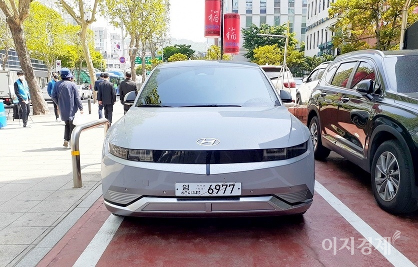 지난해 선보인 전기차 아이오닉5는 세계에서 큰 호평을 받았다. 사진=이지경제