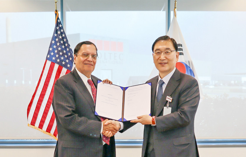 현대건설 (오른쪽부터)윤영준 사장과 홀텍의 크리스 싱 최고경영자가 협약 체결 후 기념 사진을 찍고 있다. 사진=현대건설